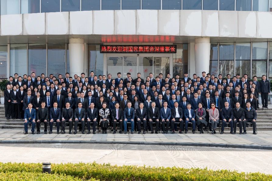 1719193952183487.jpg 謝國(guó)民集團(tuán)資深董事長(zhǎng)與集團(tuán)各事業(yè)及正大慈溪現(xiàn)代農(nóng)業(yè)生態(tài)產(chǎn)業(yè)園相關(guān)負(fù)責(zé)人、年輕干部合影留念.jpg